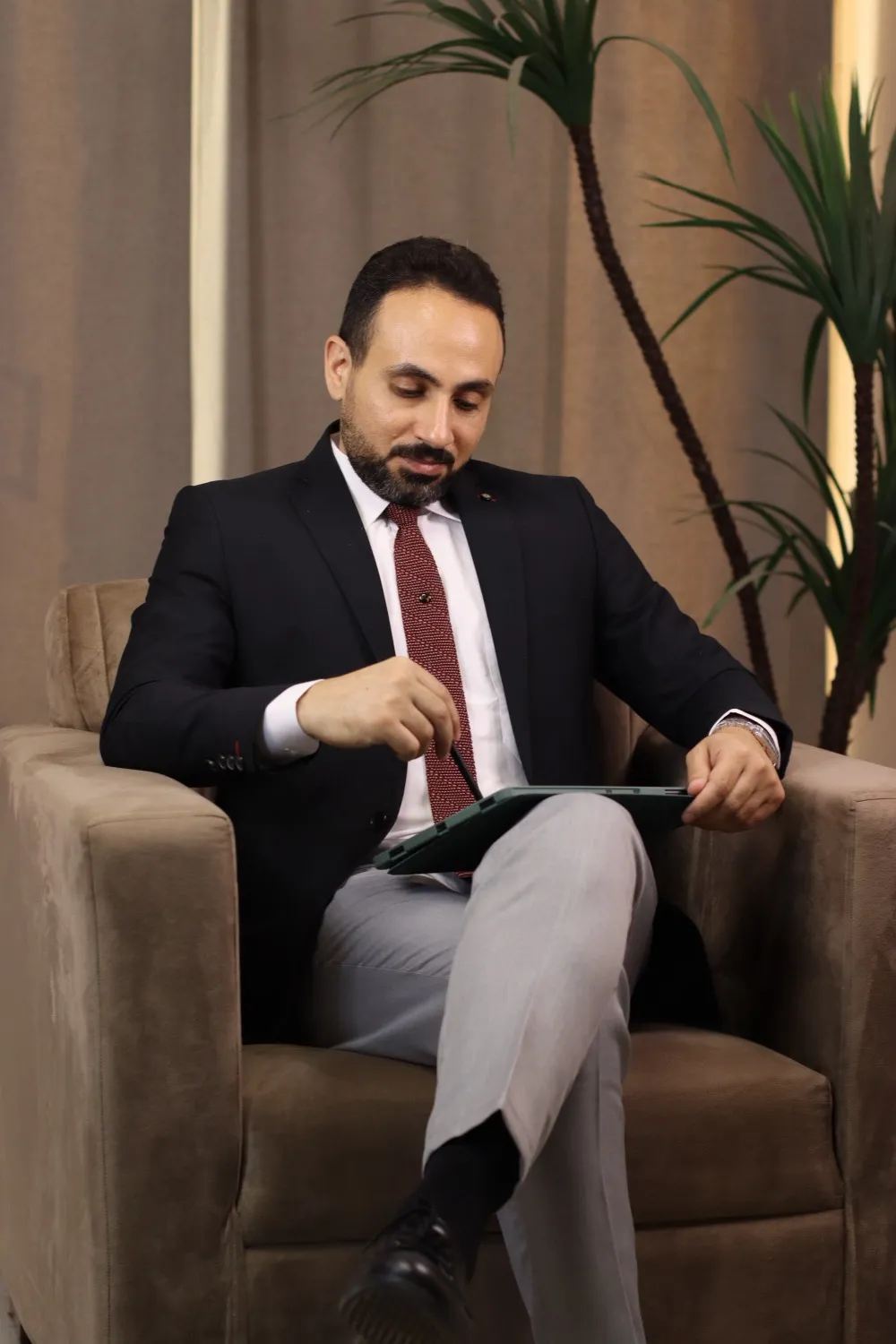 د. محمد فاطمي يراجع ملف مريض